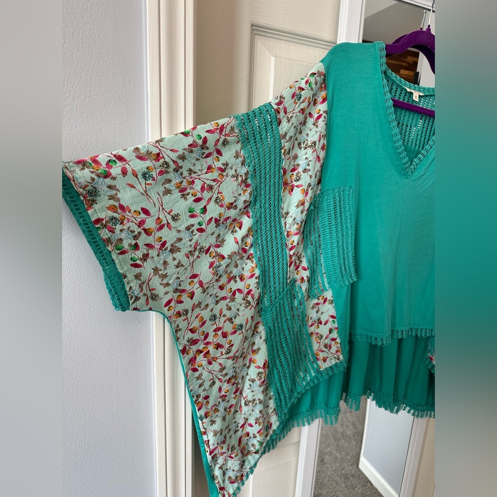 NEW🩵POL Oversized Contrasting Pattern Top Small Tropical Peacock - Picture 5 of 7